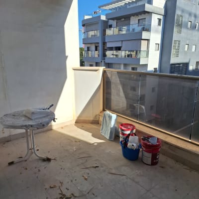 מרפסת עם דלי וחומרי ניקוי על הרצפה