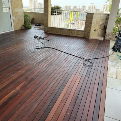 דק עץ עם מכונת ניקוי וצינור מים