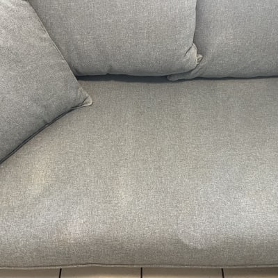 כרית וספה אפורה עם כתמים קלים