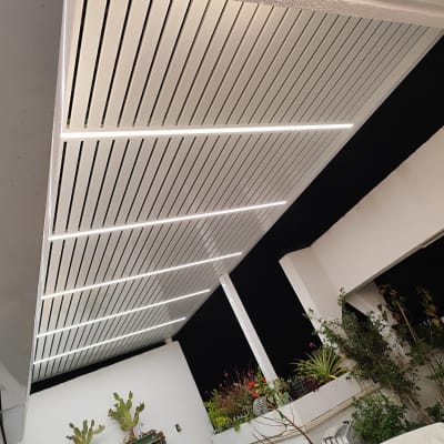 פרגולה מאלומיניום עם תאורה מעל גינה