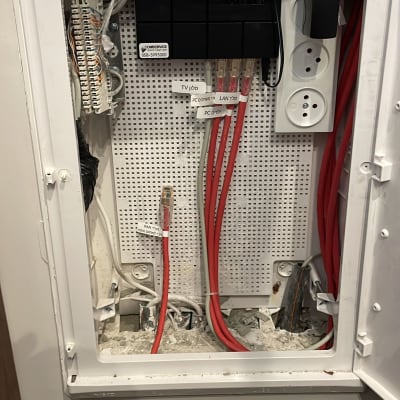 ארון תקשורת עם כבלים אדומים ושקעי חשמל