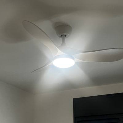 מאוורר תקרה עם תאורה בחדר