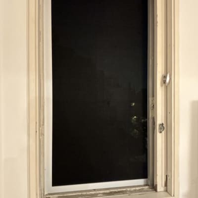 חלון עם מסגרת אלומיניום וידית מתכת