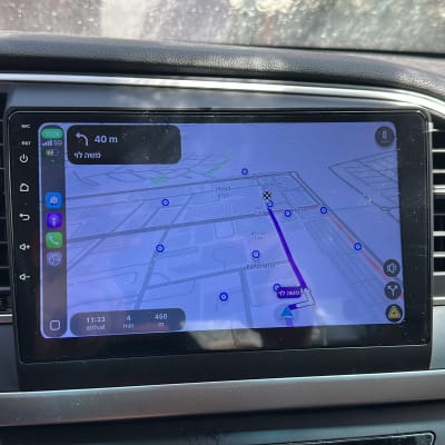 מערכת ניווט ברכב עם מסך מגע