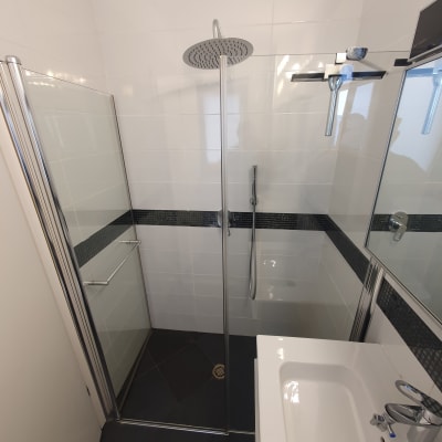 מקלחון זכוכית עם ראש מקלחת נירוסטה