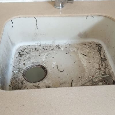 כיור מלוכלך עם משטח שיש בהיר