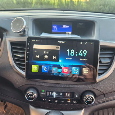 מסך מולטימדיה ברכב עם אפליקציות ושעון