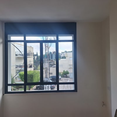 חלון אלומיניום עם מסגרת כהה