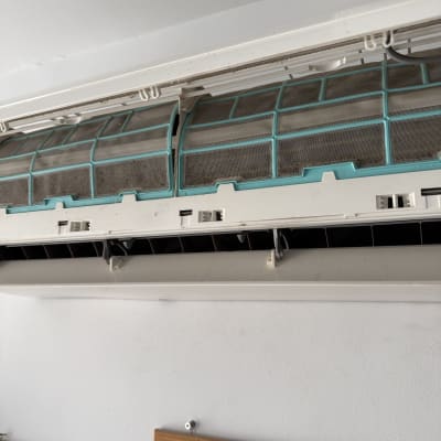 מסנן מזגן פתוח עם לכלוך נראה לעין