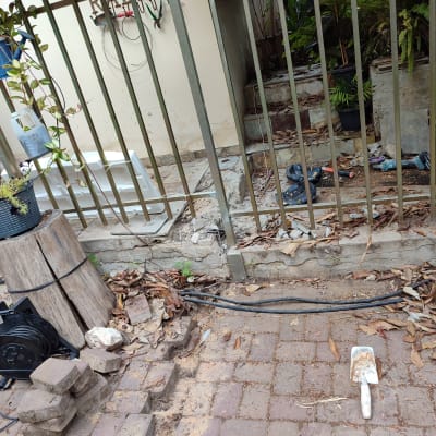 כלי עבודה על הקרקע, כבלים חשמליים, חפירה באדמה