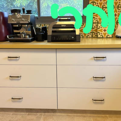 ארונות מטבח עם מכונת קפה וטוסטר