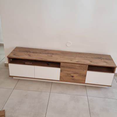 ארון עץ עם מגירות לבנות על רצפת אריחים