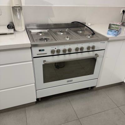 תנור גז במטבח מודרני עם כיריים