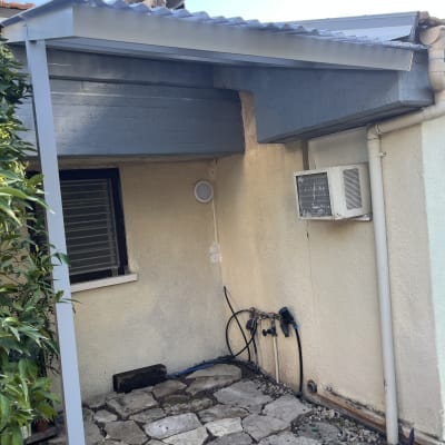 התקנת פרגולה מאלומיניום על גג בית