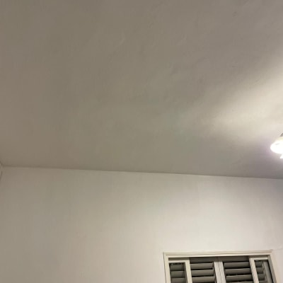 תקרה וקיר עם חלון קטן