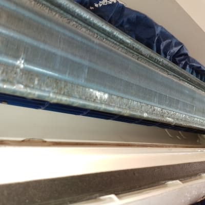 סליל מתכת של מזגן עם סימני חלודה