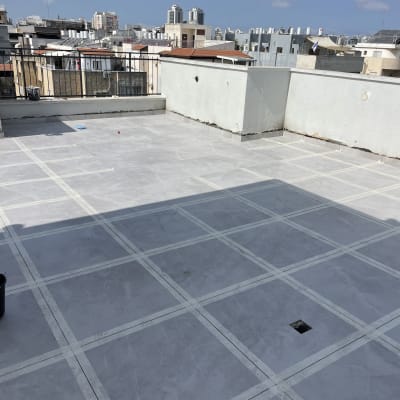 רצפת מרפסת עם אריחים ואיטום בין החריצים