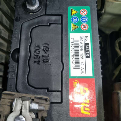 מצבר שנפ 12V חדש מותקן בתא המנוע של הרכב