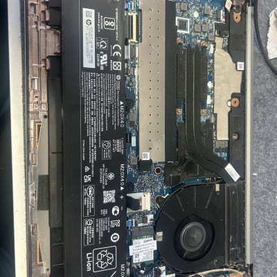 פנים של מחשב נייד עם רכיבים אלקטרוניים גלויים