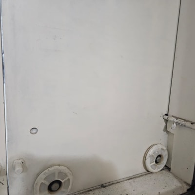 גלגלים ומסילות של תריסים לבנים