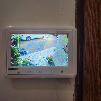 מסך תצוגה של מצלמת אבטחה עם נוף חיצוני