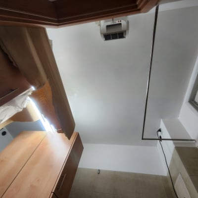 תקרה צבועה בלבן עם קצוות לא אחידים