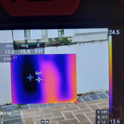 תצוגת מצלמה תרמית עם אזור צבעוני על קיר