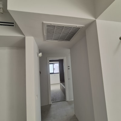 מסדרון עם קירות צבועים ותקרה