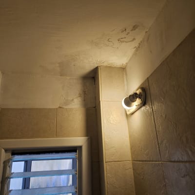 רטיבות בתקרה ליד חלון ותאורה