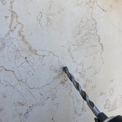 מקדחה חשמלית קודחת בחומר אבן בהיר