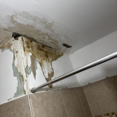 נזקי רטיבות בתקרה ובקיר בחדר אמבטיה
