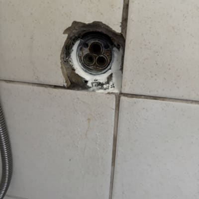 חיבור צנרת מים בקיר אריחים