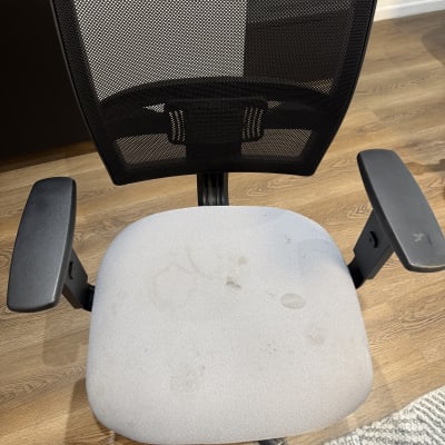 כיסא משרדי עם כתמים על המושב