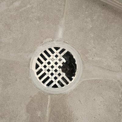 ניקוז מים ברצפת מקלחת עם סבון