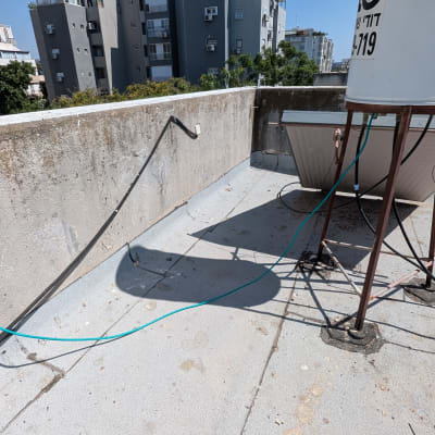 דוד שמש על גג עם חוטי חשמל