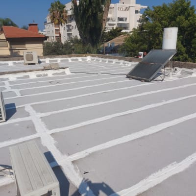 גג אטום עם קווים לבנים לאיטום