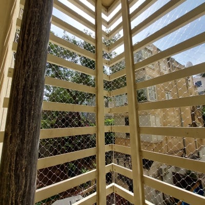 רשת מתכת מותקנת על מרפסת למניעת כניסת יונים