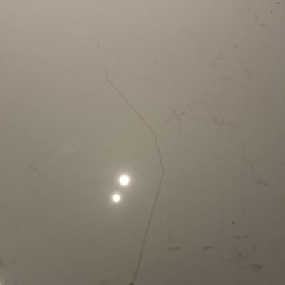 משטח שיש עם סדק קטן