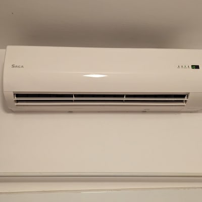 מזגן קיר לבן עם תצוגת טמפרטורה