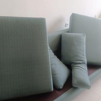 כריות ספה מונחות על ספה לניקוי