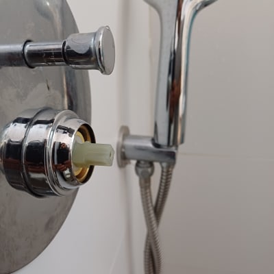 ברז מקלחת מפורק עם צינור מתכת