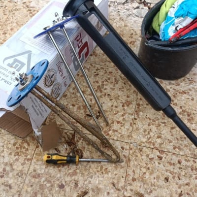 חלקי דוד שמש וכלי עבודה על הרצפה