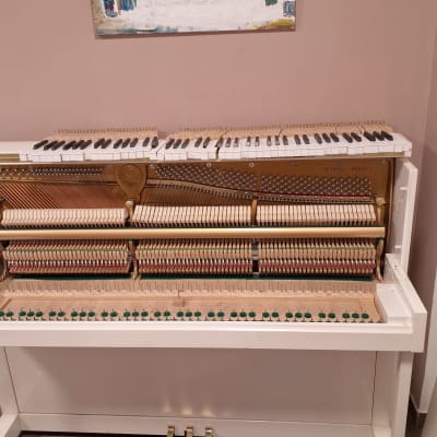 פסנתר פתוח עם מקלדת ומנגנון פנימי חשוף