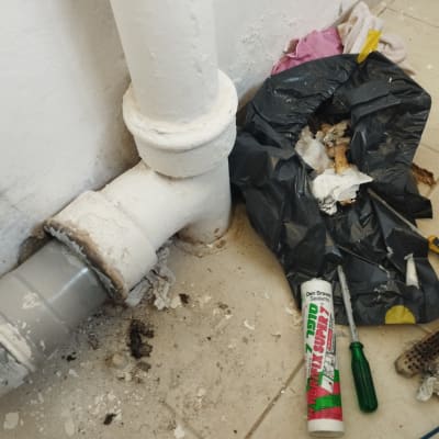 צינור ביוב עם כלים לתיקון נזילה