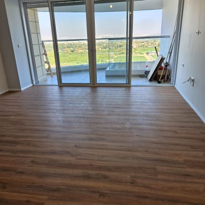 מגב ודלי על מרפסת עם רצפה נקייה