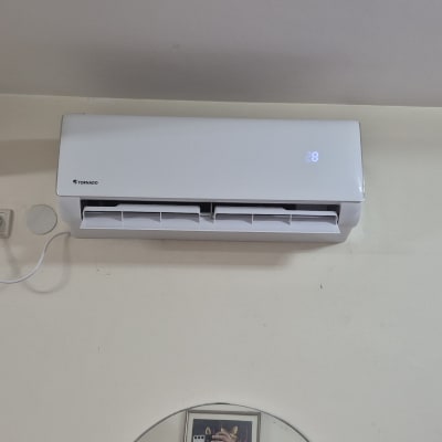 מזגן קיר לבן עם תצוגת טמפרטורה