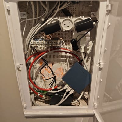 ארון תקשורת עם כבלים וציוד רשת