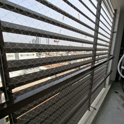 רשת יונים מותקנת על מרפסת בניין