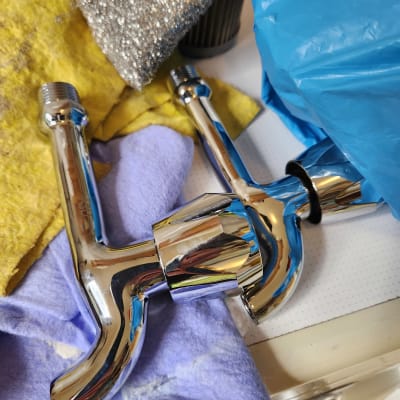 ברז כרום מונח על מטליות צבעוניות