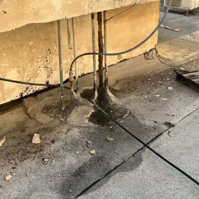 צינורות דולפים עם סימני רטיבות על הקיר